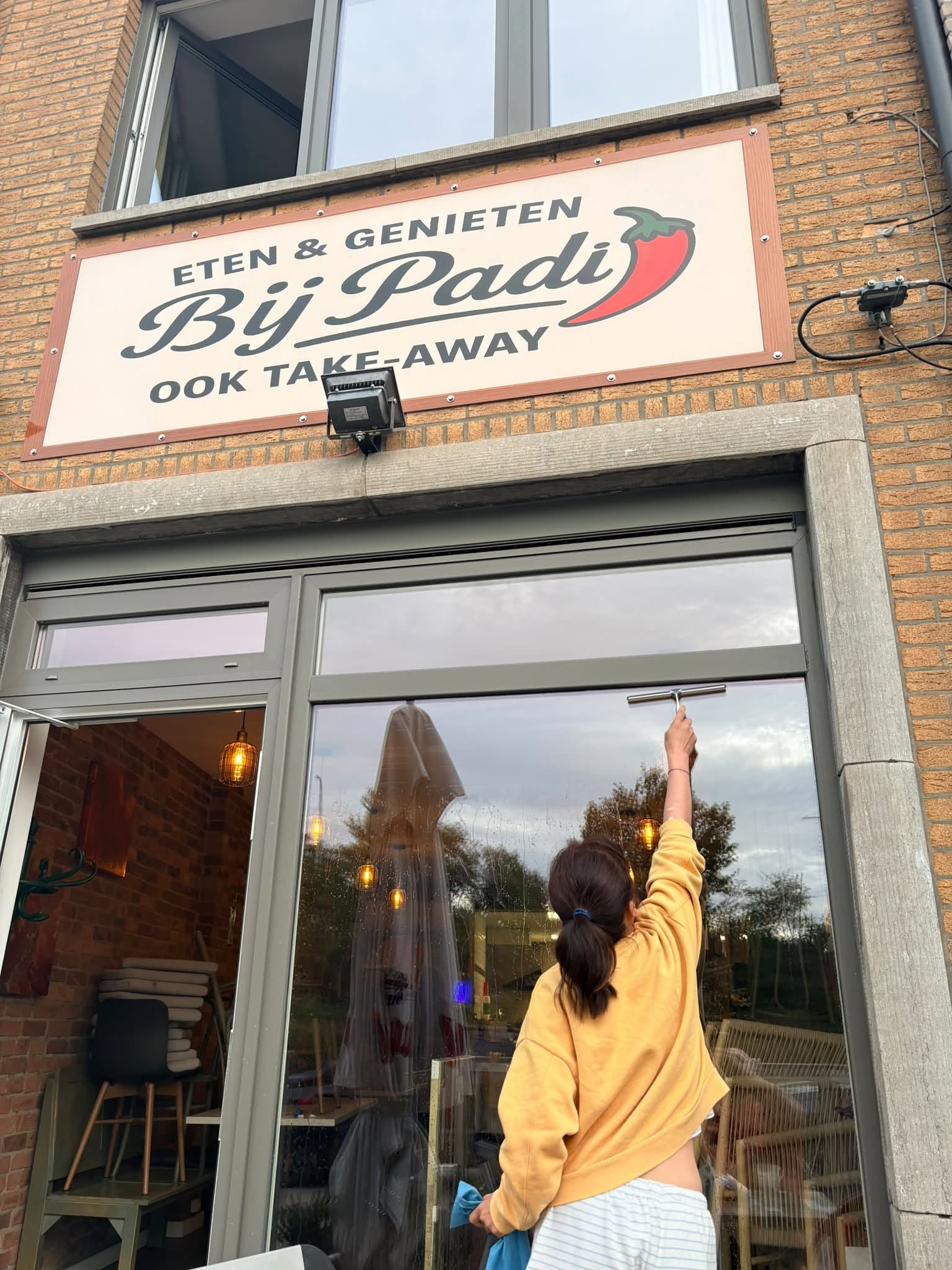 De voorgevel van Bij Padi met het uithangbord Eten & genieten